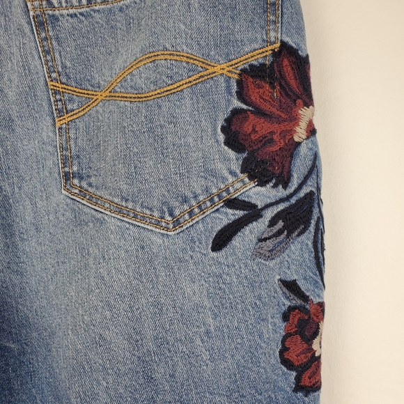 Abercrombie & Fitch Embroidered Girlfriend Jean - Picture 5 of 8